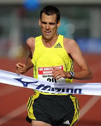 Op weg naar zijn Nederlandse titel bij de Amsterdam Marathon 2009