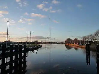 Winschoterdiep naar het noordwesten vanaf de Duinkerkenbrug. Op de achtergrond de splitsing in het Oude Winschoterdiep (links) en Winschoterdiep (rechts)