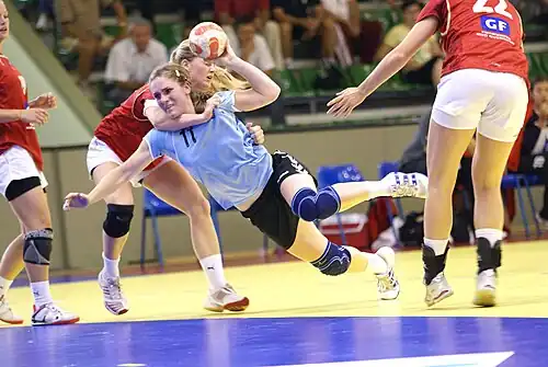 Laura in actie tijdens het EK U19 tegen Denemarken