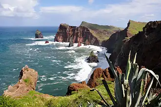 Beeld vanuit Canical op de noordelijke kustlijn van het schiereiland Ponta de São Lourenço en het Ilhéu do Farol