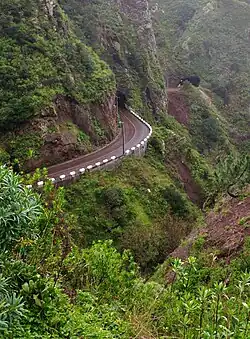 Wegen met haarspeldbochten en tunnels