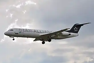 Een Fokker 100 van Contact Air in de kleuren van Star Alliance