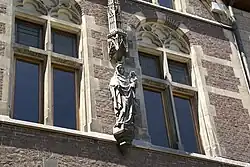 Oostgevel met Mariabeeld