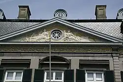 Detail Vrijthofgevel: gebeeldhouwd fronton