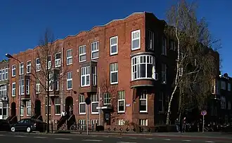 Huizenblok op de noordhoek Verlengde Hereweg–Helper Oostsingel (2010)