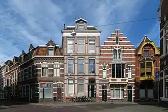 Begin van de straat, hoek Museumstraat (2010)