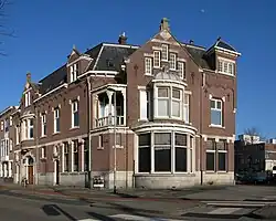 Kantoor van de Groninger Lemmer Stoombootmaatschappij (1912) in Groningen, ontworpen samen met A.Th. van Elmpt (2010)