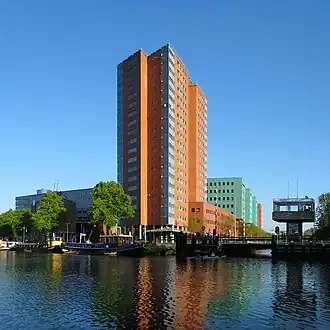 De Regentes en het Cascadecomplex in 2010. Op de voorgrond het Verbindingskanaal.