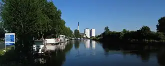 Het Hoendiep bij de stad Groningen in 2010. Op de achtergrond de voormalige suikerfabriek van de Suiker Unie aan de Van Heemskerckstraat