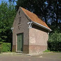 Transformatorhuisje in het Drentse dorp Vries (ca. 1920) (rijksmonument)