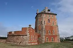 De toren van Vauban met links het platform voor de kanonnen