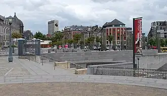 Place Saint-Lambert: de pijl wijst de weg naar de verdiept aangelegde entree van het Archéoforum