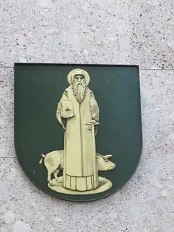 Reliëf met het nieuwe wapen op de voorgevel van het gemeentehuis aan de Brink in Sint Anthonis.