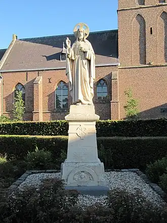 Christus beeld bij de kerk