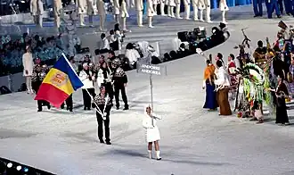Lluis Marin Tarroch met vlag van Andorra tijdens de openingsceremonie van de Olympische Spelen van 2010