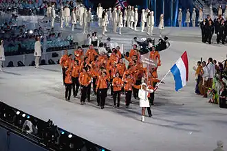 Timothy Beck als vlaggendrager van de Nederlandse ploeg tijdens de openingsparade van de OS 2010 in Vancouver.