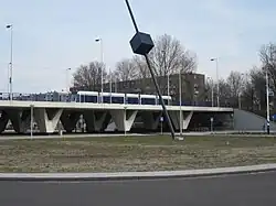 Tramlijn 17 op brug 705, het viaduct over de Johan Huizingalaan.