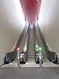 Het nieuwe station kent alleen nog roltrappen en een lift.