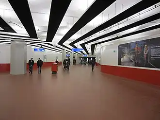 Interieur van de tijdelijke stationshal van het metrostation onder het Stationsplein, november 2011.