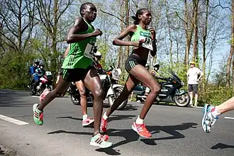 Philes Ongori (links) samen met Hilda Kibet tijden de Marathon Rotterdam in 2011