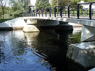 De brug in 2011, met kunstzinnige pijlers