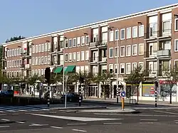 Woningen en winkels, tussen de Cornelis Lelylaan en de Pieter Calandlaan