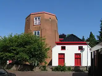 De Helpermolen in 2011 vanuit het zuidoosten. Rechts de voormalige molenaarswoning.