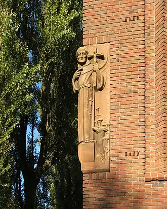 Beeld van de Heilige Franciscus (zandsteen, 1933) in de gevel van de Sint-Franciscuskerk in Groningen (2011)