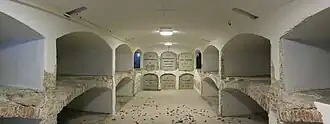 De crypte onder de kapel, waarin de stoffelijke overschotten van een aantal priesters zijn bijgezet (2011)