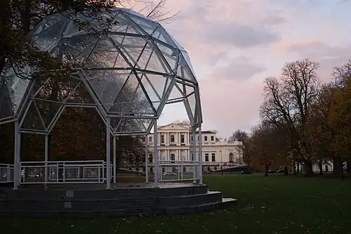 Muziekkoepel met op de achtergrond Paviljoen Welgelegen