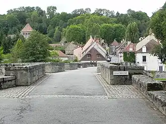 Gezicht op Moutier-d'Ahun met brug over de Creuse