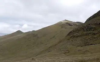 An Stuc (1118 m) en Ben Lawers (licht besneeuwd) vanaf het keteldal (Coire Odhar) aan de westelijke zijde van Beinn Ghlas (bergkam rechts op de foto)