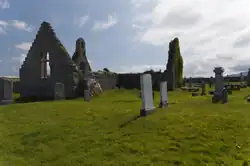Balnakeil Church met het massagraf links op de voorgrond