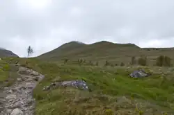 Het wandelpad vanaf de parkeerplaats met de kam van Beinn Ghlas