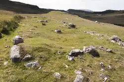 Een verlaten longhouse in Ceannabeinne
