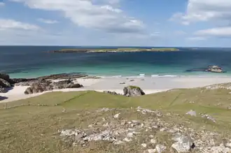 Het strand van Ceannabeinne met Eilean Hoan