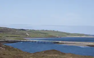 Midtown op de westelijke oever van Tongue Bay met Melness House verborgen in het kleine bos en uiterst rechts Ard Skinid