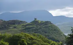 Castle Varrich op de morene met Ben Hope op de achtergrond