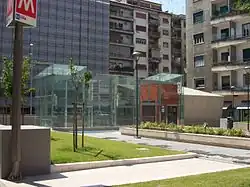 De lichtkoker en de lift op de Piazza Palombara Sabina.