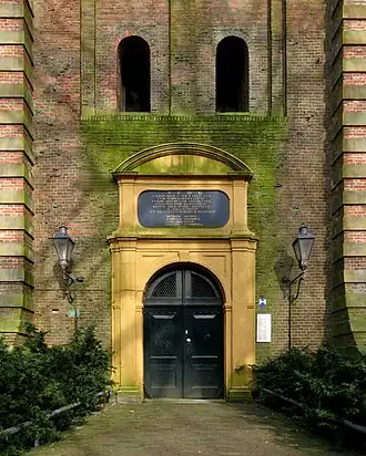 De ingang van de toren (2012)