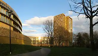 Het Dinkelpark met links een deel van De Slinger en rechts De Toren (2012)