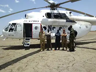 Een aantal UNMISS-blauwhelmen in Jonglei in 2012, vlak voor een patrouillevlucht.