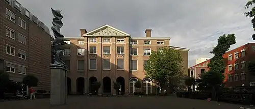 De achterzijde van de oudbouw, gezien vanaf het binnenplein (2012)