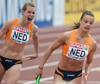 Marit Dopheide geeft het stokje over aan Eva Lubbers, series 4 x 100 m EK 2012