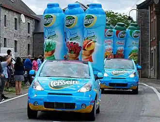 Reclamewagens van Teisseire tijdens de Ronde van Frankrijk 2012, met de kenmerkende metalen flessen in de vorm van een drinkbus