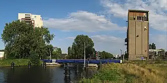 ACM-brug met rechts een deel van voormalig, in 2016 afgebroken ACM-complex
