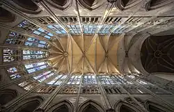 Zicht op het plafond van de gotische kathedraal van Beauvais met een zesdelig kruisribgewelf.