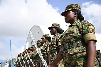 Vrouwelijke Oegandese AMISOM-vredeshandhavers vormen een erehaag in december 2016.