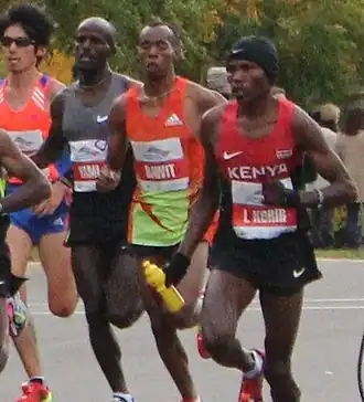 Korir (rechts) tijdens de Chicago Marathon