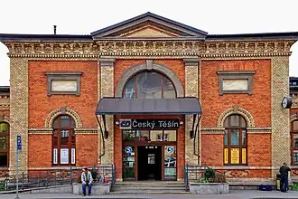 Vooraanzicht van het stationsgebouw (2012)